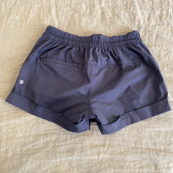 Lululemon black shorts size 6 - Picture 2 of 3